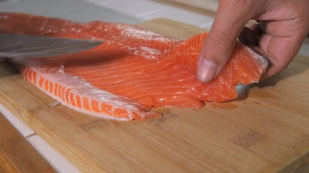 Шеф Кухар Вирізає Філе Свіжої Червоної Риби Ножем Приготування Лосося — стокове відео