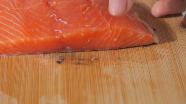 요리사는 신선한 물고기의 필렛을 자릅니다 스테이크 슬로우 익지않는 고기를 클로즈업 — 비디오