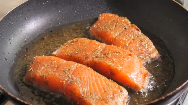 File Pește Roșu Proaspăt Condimente Carnea Fileului Somon Este Prăjită — Videoclip de stoc