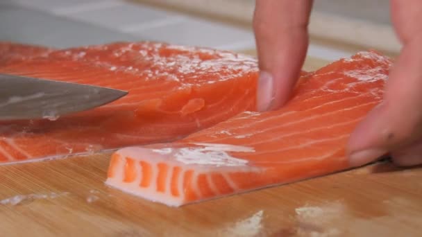 Szef Kuchni Kroi Filet Świeżej Czerwonej Ryby Nożem Gotowanie Łososia — Wideo stockowe