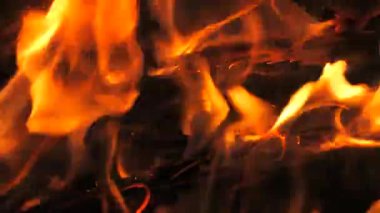 Ateş ve alevlerin yavaş çekim videosu. Bir ateş çukuru, yanan gaz ya da alevlerle yanan benzin. Alevler ve yanan kıvılcımlar, yakın çekim, ateş desenleri.