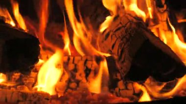 Ateş ve alevlerin yavaş çekim videosu. Bir ateş çukuru, yanan gaz ya da alevlerle yanan benzin. Alevler ve yanan kıvılcımlar, yakın çekim, ateş desenleri.