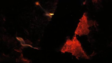 Ağır çekimde inanılmaz güzel bir şenlik ateşi. Geceleyin şenlik ateşinde tahta bir kütükte alevler. Aktif yaşam tarzı, seyahat, yürüyüş ve kamp konsepti. Kamp ateşi ağır çekimde yanıyor.