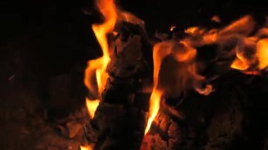 Ateş ve alevlerin yavaş çekim videosu. Bir ateş çukuru, yanan gaz ya da alevlerle yanan benzin. Alevler ve yanan kıvılcımlar, yakın çekim, ateş desenleri.