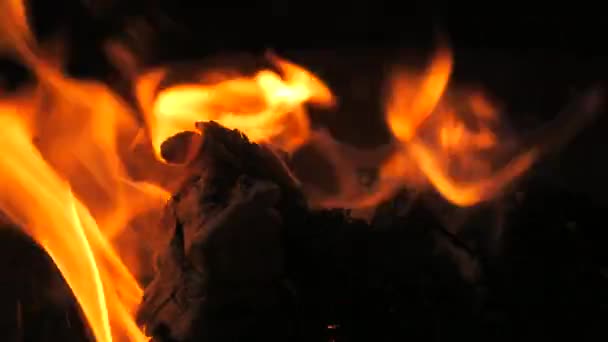 炎と炎のスローモーションビデオ 火のピット 燃えるガス ガソリンは火と炎で燃えています 炎と燃える火花のクローズアップ ファイアパターン — ストック動画