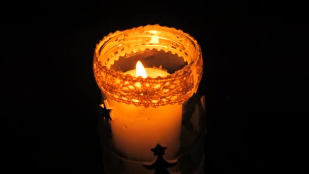 Piękny Przytulny Szklany Uchwyt Świecy Cienką Haftowaną Koronką Której Płomień — Wideo stockowe