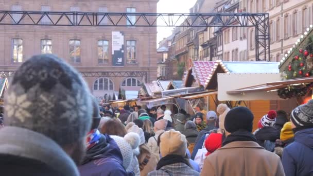 ストラスブールガー フランス December 2023 クリスマスには お土産や食べ物でテントを通り過ぎる人々がたくさんいます クリスマスコンセプト スローモーション — ストック動画