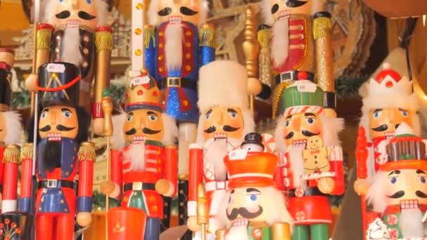 Molte Diverse Figure Natale Schiaccianoci Legno Sul Bancone Del Mercatino — Video Stock