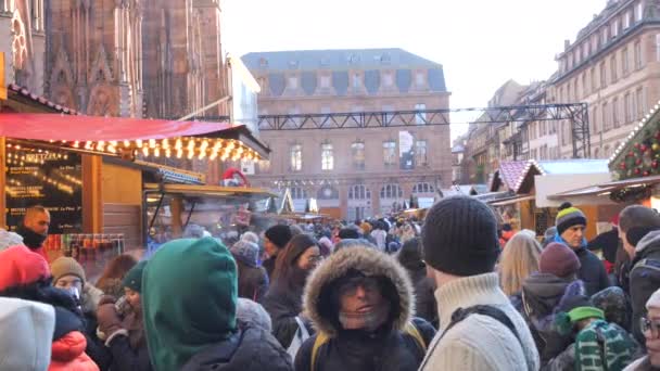 Strassburg Frankreich Dezember 2023 Eine Menschenmenge Spaziert Zelten Mit Souvenirs — Stockvideo