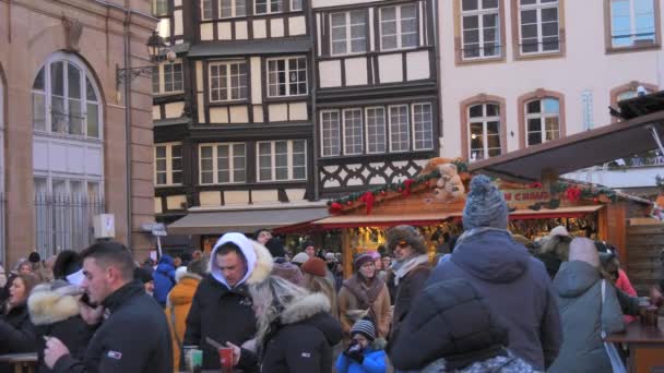 斯特拉斯堡 2023年12月3日 一群人在圣诞节时走过带有纪念品和食物的帐篷 圣诞节的概念慢动作 — 图库视频影像