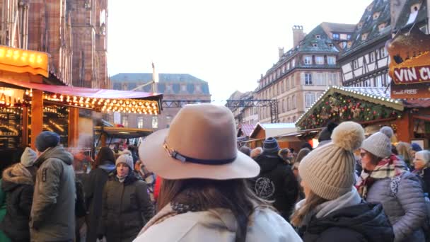 Strasbourg France December 2023 Натовп Людей Різдвяному Ринку Прогулюється Повз — стокове відео