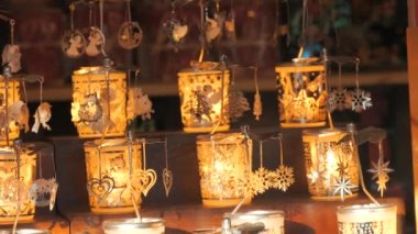 Mumların sıcak havasından hareket eden çeşitli heykelcikleri olan sihirli Noel şamdanları. Noel pazarındaki tezgah yavaş çekimde yakın çekim görüntüsü.