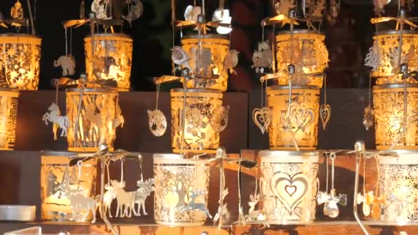 神奇的圣诞烛台 各种雕像从温暖的烛光中飘扬 圣诞市场的柜台慢动作收视 — 图库视频影像