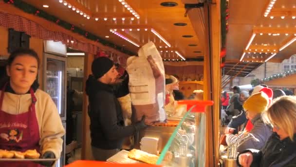 Strasbourg Francia Diciembre 2023 Una Multitud Personas Puesto Mercado Navidad — Vídeos de Stock