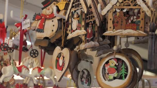 クリスマスをテーマにしたクリスマスのおもちゃの多くは クリスマスマスマーケットのカウンターに掛かります — ストック動画
