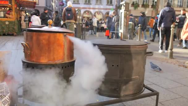 Strasbourg France Décembre 2023 Une Grande Marmite Cuivre Brûle Extérieur — Video