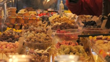 Akşamları Noel pazarının tezgahında bir sürü farklı çikolata olur. Almanca çikolata ismi işareti. Tatlılar konsepti.