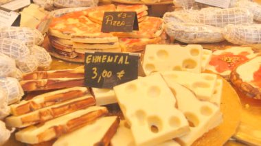 Peynir, pizza ya da bruschetta şeklinde çeşitli çikolata ürünleri. Noel pazarının tezgahında bir sürü farklı çikolata var. Almanca çikolata ismi işareti. Tatlılar konsepti.