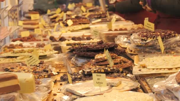 Obrovské Čokolády Mnoho Různých Čokolád Pultu Vánočního Trhu Večerních Hodinách — Stock video