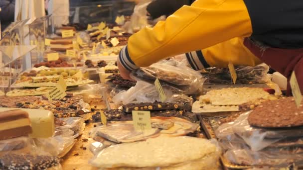 Barras Enormes Chocolate Muitos Chocolates Diferentes Balcão Mercado Natal Noite — Vídeo de Stock