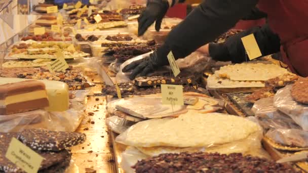 Obrovské Čokolády Mnoho Různých Čokolád Pultu Vánočního Trhu Večerních Hodinách — Stock video