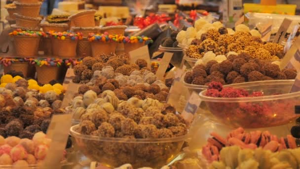 Mnoho Různých Čokolád Pultu Vánočního Trhu Večerních Hodinách Znamení Čokoládových — Stock video