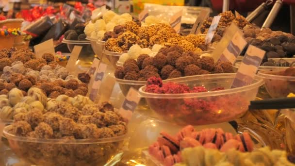 许多不同的巧克力晚上都放在圣诞市场的柜台上 用德语签巧克力的名字甜食概念 — 图库视频影像