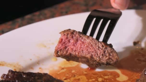 Pedazo Grande Filete Ternera Recién Asada Plato Carne Asada Mediana — Vídeos de Stock