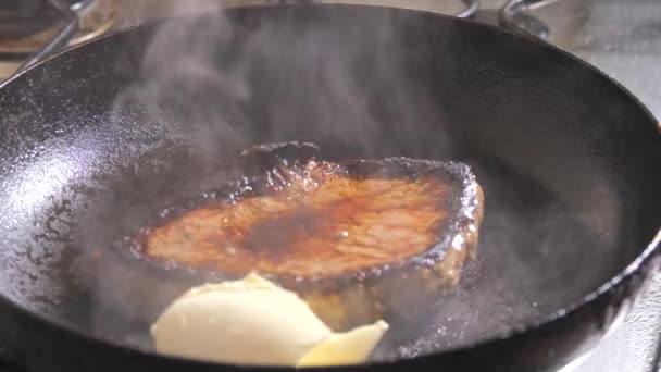 Trozo Carne Res Con Especias Mantequilla Ajo Fríe Una Sartén — Vídeos de Stock