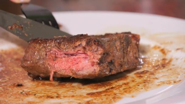 Velký Kus Čerstvě Grilovaného Hovězího Steaku Talíři Středně Pečené Maso — Stock video