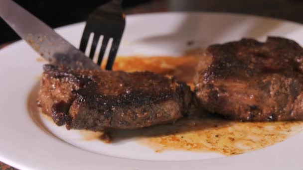 Grande Pedaço Bife Recém Grelhado Prato Carne Assada Média Com — Vídeo de Stock