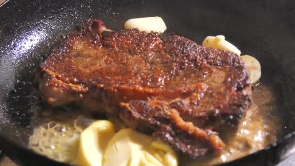 Baharatlı Tereyağlı Sarımsaklı Biftek Yavaş Çekimde Tavada Kızarır — Stok video