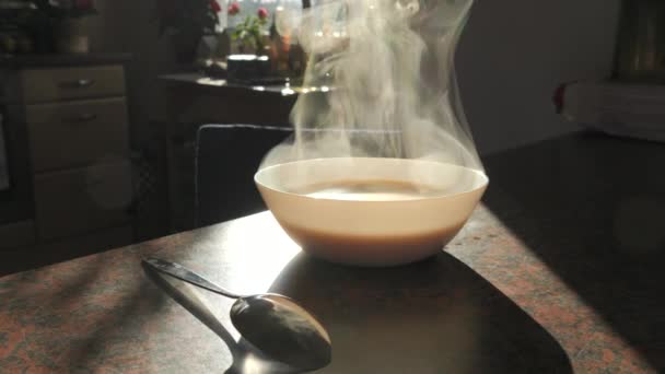 Beyaz Seramik Tabak Mutfak Masasında Sıcak Çorba Buharı Yavaş Çekimde — Stok video