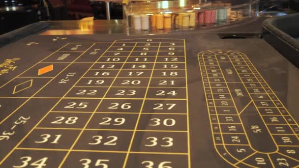 赌场里空荡荡的赌桌里放着筹码赌博 — 图库视频影像