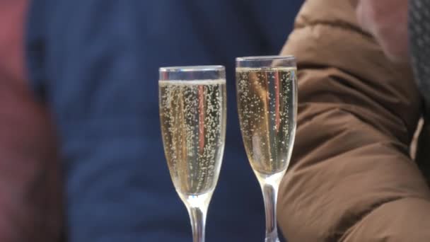 ストリートウィンターフードコートのバブルで2杯のシャンパン — ストック動画