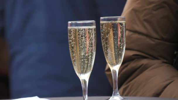 Два Келихи Шампанського Вулиці Зимовий Продовольчий Корт Бульбашки Повільному Русі — стокове відео