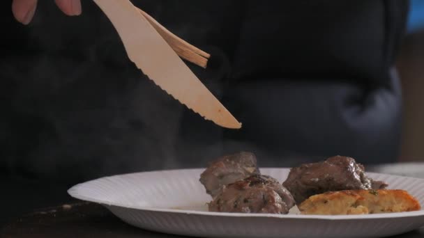 Vrouwelijke Handen Snijden Een Stuk Geroosterd Vlees Met Een Houten — Stockvideo