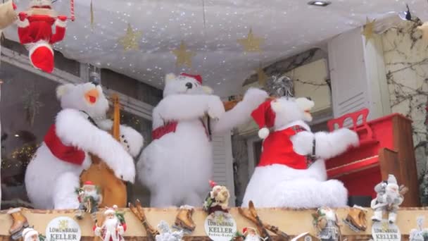 バーデン バーデン ドイツ 2023年12月17日 クリスマスの場所で楽器を演奏するおかしい人形の大きな白い熊 — ストック動画