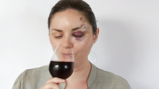 Donna Che Beve Vino Bicchiere Con Grande Ematoma Livido Sotto — Video Stock