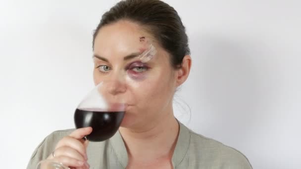 Vrouw Die Wijn Drinkt Uit Een Glas Met Grote Bloeduitstortingen — Stockvideo