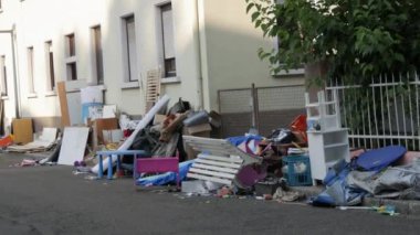 21 Haziran 2022 - Kehl, Almanya: Eski püskü deri ve ahşap mobilyalar sokakta duruyor. Çöp kamyonuyla kaldırılmadan önce, büyük ev çöpleri, mobilyalar, eşyalar..