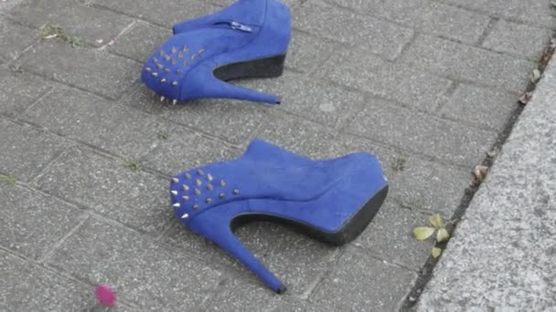Μπλε Γυναικεία Ψηλοτάκουνα Παπούτσια Πεταμένα Στο Δρόμο Σκουπίδια — Αρχείο Βίντεο