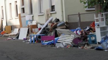 21 Haziran 2022 - Kehl, Almanya: Eski püskü deri ve ahşap mobilyalar sokakta duruyor. Çöp kamyonuyla kaldırılmadan önce, büyük ev çöpleri, mobilyalar, eşyalar..