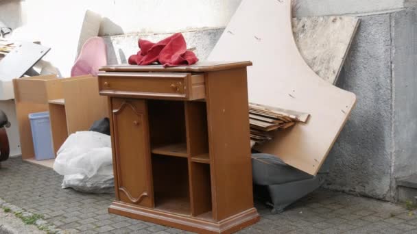 2022年6月21日 キール ドイツ 古いシャビーの家具が路上に立っています ゴミ箱によって取除かれる前に世帯のゴミ 持ち物の大きいヒープ — ストック動画