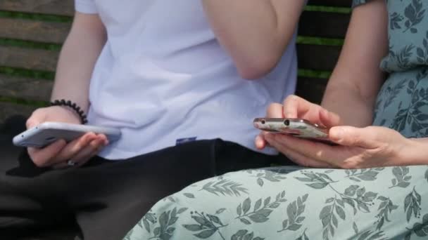 Доросла Мати Син Підліток Сидять Лавці Літньому Парку Дивляться Смартфон — стокове відео