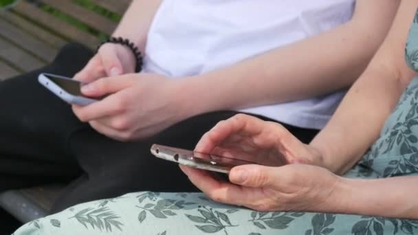 Dospělá Matka Dospívající Syn Sedí Lavičce Letním Parku Dívají Smartphone — Stock video