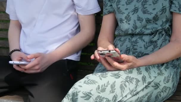 Uma Mãe Adulta Filho Adolescente Sentam Banco Parque Verão Olham — Vídeo de Stock