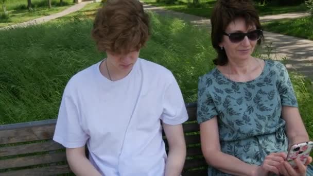 Una Madre Adulta Figlio Adolescente Siedono Una Panchina Parco Estivo — Video Stock
