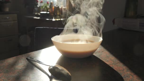 Beyaz Seramik Tabak Mutfak Masasında Sıcak Çorba Buharı Yavaş Çekimde — Stok video