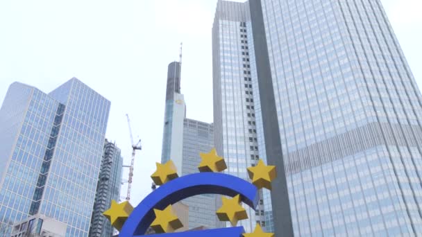 フランクフルト ドイツ 2024年1月31日 ヨーロッパ銀行のメインビル 大きな超高層ビルの背景にある通貨サイン — ストック動画